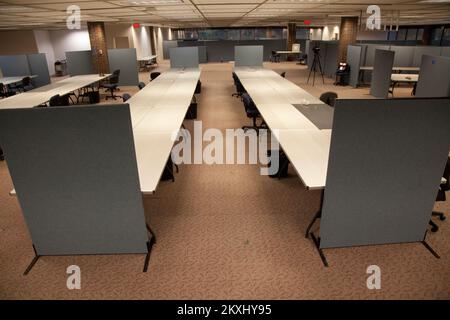 Flutung Hurrikan/Tropical Storm - Neptune, N. J. , 6. September 2011 Ein FEMA Logistics Team belegt ein leeres, leeres Büro und verwandelt innerhalb von 48 Stunden eine leere Hülle in eine sichere, komfortable und funktionale Arbeitsumgebung für FEMA-Spezialisten, die für DR-4021-NJ eingesetzt werden Das Logistikteam und das neu gegründete JFO-Büro unterstützen die Mission der FEMA, indem sie FEMA-Spezialisten eine sichere Einrichtung zur Verfügung stellen, in der sie die staatlichen und lokalen Behörden bei ihrer Reaktion auf Überschwemmungen und Windschäden, die durch den Hurrikan Irene am 28. August verursacht wurden, betreuen, kommunizieren und unterstützen können. New Jersey Hurrica Stockfoto