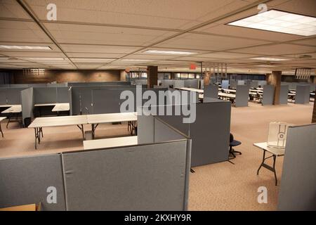 Flutung Hurrikan/Tropical Storm - Neptune, N. J. , 6. September 2011 Ein FEMA Logistics Team belegt ein leeres, leeres Büro und verwandelt innerhalb von 48 Stunden eine leere Hülle in eine sichere, komfortable und funktionale Arbeitsumgebung für FEMA-Spezialisten, die für DR-4021-NJ eingesetzt werden Das Logistikteam und das neu gegründete JFO-Büro unterstützen die Mission der FEMA, indem sie FEMA-Spezialisten eine sichere Einrichtung zur Verfügung stellen, in der sie die staatlichen und lokalen Behörden bei ihrer Reaktion auf Überschwemmungen und Windschäden, die durch den Hurrikan Irene am 28. August verursacht wurden, betreuen, kommunizieren und unterstützen können. New Jersey Hurrica Stockfoto