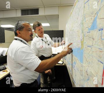 Hurrikan/Tropical Storm - Hartford, Verb , 6. September 2011 US Army Corps of Engineer Federal Partners Greg Deleon Guerrero, Left und Lamar Jenkins identifizieren die vom Tropensturm Irene betroffenen Gebiete. Hartford, CT, 6. September 2011-- US Army Corps of Engineer Federal Partners Greg Deleon Guerrero, Left und Lamar Jenkins identifizieren Gebiete, die vom Tropensturm Irene betroffen sind. Fotos zu Katastrophen- und Notfallmanagementprogrammen, Aktivitäten und Beamten Stockfoto