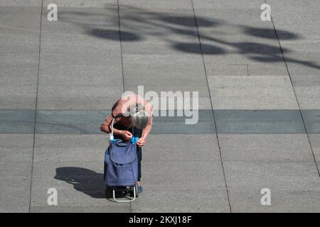 Eine alte Frau sah am 6. Oktober 2020 in Zagreb, Kroatien, Sachen in einer Einkaufstasche reparieren. Foto: Sanjin Strukic/PIXSELL Stockfoto