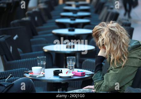 Die Bar Bonita ist am 8. Oktober 2020 im Rahmen des Protests der Caterer „2 bis 12“ in Zagreb, Kroatien, geschlossen. Der unabhängige Verband der Caterer aus Zagreb setzt seine Maßnahmen zur Erhaltung von Arbeitsplätzen und zur Erhaltung der Wirtschaft fort. Und fordert die Verantwortlichen auf, die Zahlung der Mehrwertsteuer (MwSt.) bis zum 1. März 2021 auszusetzen, einen permanenten Vorzugssteuersatz für Lebensmittel einschließlich Kaffee, Bier, Wein und alkoholfreie Getränke sowie Liquiditäts- und Investitionsdarlehen. Um 11:58 UHR warnten die Caterer in Zagreb eine Stunde lang in ihren Restaurants und Cafés, um sie vor der schwierigen Situation zu warnen, in der sie sich aufgrund des Dekors befanden Stockfoto