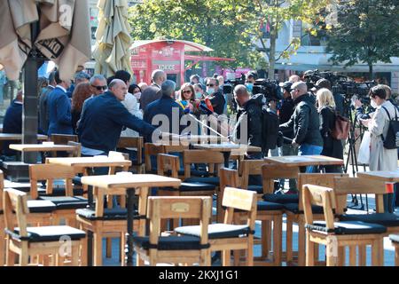 Vertreter der Unabhängigen Vereinigung der Caterer veranstalteten am 8. Oktober 2020 eine Pressekonferenz vor den geschlossenen Räumlichkeiten von Bonita in Zagreb, Kroatien. Der unabhängige Verband der Caterer aus Zagreb setzt seine Maßnahmen zur Erhaltung von Arbeitsplätzen und zur Erhaltung der Wirtschaft fort. Und fordert die Verantwortlichen auf, die Zahlung der Mehrwertsteuer (MwSt.) bis zum 1. März 2021 auszusetzen, einen permanenten Vorzugssteuersatz für Lebensmittel einschließlich Kaffee, Bier, Wein und alkoholfreie Getränke sowie Liquiditäts- und Investitionsdarlehen. Um 11:58 UHR morgens haben die Caterer in Zagreb eine Stunde lang in ihren Restaurants und Cafés gewartet, um vor dem Essen zu warnen Stockfoto