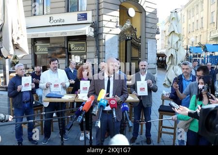 Vertreter der Unabhängigen Vereinigung der Caterer veranstalteten am 8. Oktober 2020 eine Pressekonferenz vor den geschlossenen Räumlichkeiten von Bonita in Zagreb, Kroatien. Der unabhängige Verband der Caterer aus Zagreb setzt seine Maßnahmen zur Erhaltung von Arbeitsplätzen und zur Erhaltung der Wirtschaft fort. Und fordert die Verantwortlichen auf, die Zahlung der Mehrwertsteuer (MwSt.) bis zum 1. März 2021 auszusetzen, einen permanenten Vorzugssteuersatz für Lebensmittel einschließlich Kaffee, Bier, Wein und alkoholfreie Getränke sowie Liquiditäts- und Investitionsdarlehen. Um 11:58 UHR morgens haben die Caterer in Zagreb eine Stunde lang in ihren Restaurants und Cafés gewartet, um vor dem Essen zu warnen Stockfoto