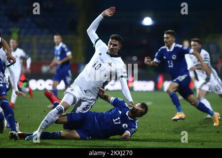 Sinisa Sanicanin aus Bosnien und Herzegowina tritt am 8. Oktober 2020 im Stadion Grbavica in Sarajewo, Bosnien und Herzegowina, im Halbfinalspiel der UEFA Euro 2020 zwischen Bosnien und Herzegowina und Nordirland gegen Kyle Lafferty aus Nordirland an. Foto: Armin Drugut/PIXSELL Stockfoto