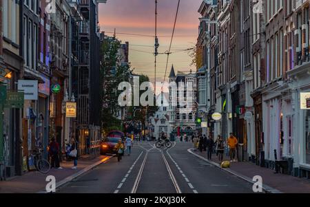 Ein Bild einer Straße in Amsterdam bei Sonnenuntergang. Stockfoto