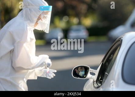 Am 14. Oktober 2020 nimmt ein medizinisches Fachpersonal eine Abstrichprobe von einer Person im Drive in einem Testzentrum für Coronavirus-Erkrankungen (COVID-19) in Zagreb, Kroatien. In Kroatien treten täglich 748 neue Fälle der Coronavirus-Krankheit (COVID-19) auf, was die höchste tägliche Zahl neuer Fälle seit Beginn der Pandemie darstellt. Foto: Marin Tironi/PIXSELL Stockfoto