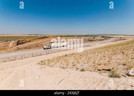 Ein Sattelschlepper fährt auf einer aktiven Deponie außerhalb eines Depots. Stockfoto