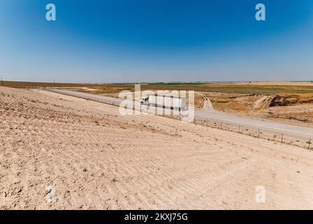 Ein Sattelschlepper fährt auf einer Straße auf einer aktiven Deponie. Stockfoto