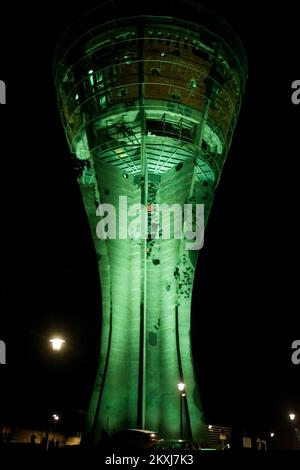 Der Vukovar Water Tower wird am 19. Oktober 2020 in Vukovar, Kroatien, mit den Farben beleuchtet. In den letzten Tagen hat der Wasserturm Vukovar den Nachthimmel über Ostslawonien in verschiedenen Farben erleuchtet. Der Wasserturm Vukovar ist eines der bekanntesten Wahrzeichen der Stadt. Die mehrfarbige Ausstellung kündigt die Öffnung des Turms für Besuche an. Seine Narben, die bekanntermaßen während des Krieges beschädigt wurden, erinnern ständig an die schwere Bombardierung, die die Stadt erlebte. Der Turm wurde gebaut, damit die Struktur überleben kann. Der Wiederaufbau und die Renovierung sind in vollem Gange Stockfoto