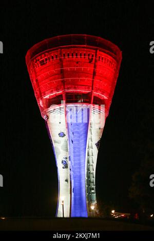 Der Vukovar Water Tower wird am 19. Oktober 2020 in Vukovar, Kroatien, mit den Farben beleuchtet. In den letzten Tagen hat der Wasserturm Vukovar den Nachthimmel über Ostslawonien in verschiedenen Farben erleuchtet. Der Wasserturm Vukovar ist eines der bekanntesten Wahrzeichen der Stadt. Die mehrfarbige Ausstellung kündigt die Öffnung des Turms für Besuche an. Seine Narben, die bekanntermaßen während des Krieges beschädigt wurden, erinnern ständig an die schwere Bombardierung, die die Stadt erlebte. Der Turm wurde gebaut, damit die Struktur überleben kann. Der Wiederaufbau und die Renovierung sind in vollem Gange Stockfoto