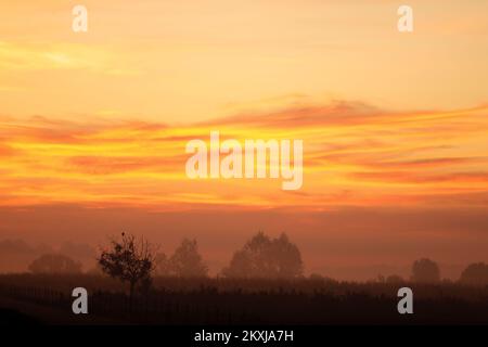 Foto aufgenommen am 23. Oktober 2020. Zeigt einen Sonnenaufgang in der Nähe von Slavonski Brod, Kroatien. Foto: Emica Elvedji/PIXSELL Stockfoto