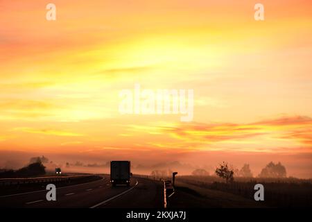 Foto aufgenommen am 23. Oktober 2020. Zeigt einen Sonnenaufgang in der Nähe von Slavonski Brod, Kroatien. Foto: Emica Elvedji/PIXSELL Stockfoto