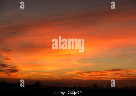 Foto aufgenommen am 23. Oktober 2020. Zeigt einen Sonnenaufgang in der Nähe von Slavonski Brod, Kroatien. Foto: Emica Elvedji/PIXSELL Stockfoto