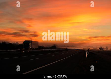 Foto aufgenommen am 23. Oktober 2020. Zeigt einen Sonnenaufgang in der Nähe von Slavonski Brod, Kroatien. Foto: Emica Elvedji/PIXSELL Stockfoto