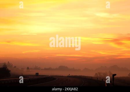 Foto aufgenommen am 23. Oktober 2020. Zeigt einen Sonnenaufgang in der Nähe von Slavonski Brod, Kroatien. Foto: Emica Elvedji/PIXSELL Stockfoto