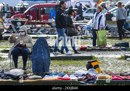 Der Hrelic-Flohmarkt befindet sich im südlichen Teil von Zagreb in der Nähe der Sava. itâ ist ein riesiger offener Bereich, in dem jeder alles verkaufen und kaufen kann. Sie findet das ganze Jahr über jeden Mittwoch, Samstag und Sonntag von 7am bis 3pm Uhr statt, und die Teilnahme ist itâ € kostenlos. In Zagreb, Kroatien am 25. Oktober 2020. Foto: Josip Regovic/PIXSELL Stockfoto
