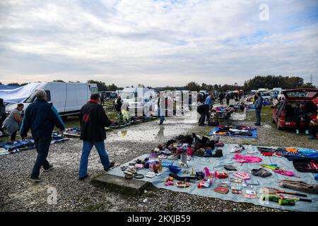 Der Hrelic-Flohmarkt befindet sich im südlichen Teil von Zagreb in der Nähe der Sava. itâ ist ein riesiger offener Bereich, in dem jeder alles verkaufen und kaufen kann. Sie findet das ganze Jahr über jeden Mittwoch, Samstag und Sonntag von 7am bis 3pm Uhr statt, und die Teilnahme ist itâ € kostenlos. In Zagreb, Kroatien am 25. Oktober 2020. Foto: Josip Regovic/PIXSELL Stockfoto