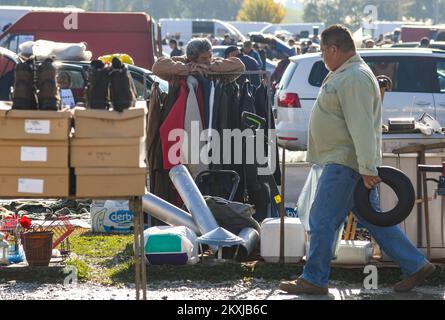 Der Hrelic-Flohmarkt befindet sich im südlichen Teil von Zagreb in der Nähe der Sava. itâ ist ein riesiger offener Bereich, in dem jeder alles verkaufen und kaufen kann. Sie findet das ganze Jahr über jeden Mittwoch, Samstag und Sonntag von 7am bis 3pm Uhr statt, und die Teilnahme ist itâ € kostenlos. In Zagreb, Kroatien am 25. Oktober 2020. Foto: Josip Regovic/PIXSELL Stockfoto