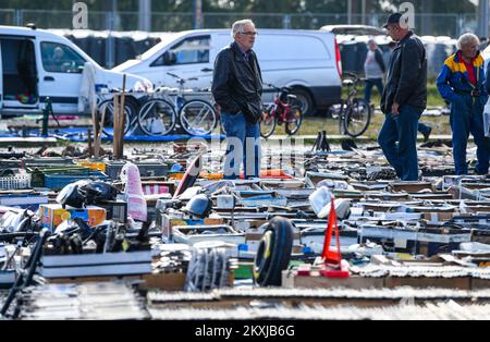 Der Hrelic-Flohmarkt befindet sich im südlichen Teil von Zagreb in der Nähe der Sava. itâ ist ein riesiger offener Bereich, in dem jeder alles verkaufen und kaufen kann. Sie findet das ganze Jahr über jeden Mittwoch, Samstag und Sonntag von 7am bis 3pm Uhr statt, und die Teilnahme ist itâ € kostenlos. In Zagreb, Kroatien am 25. Oktober 2020. Foto: Josip Regovic/PIXSELL Stockfoto