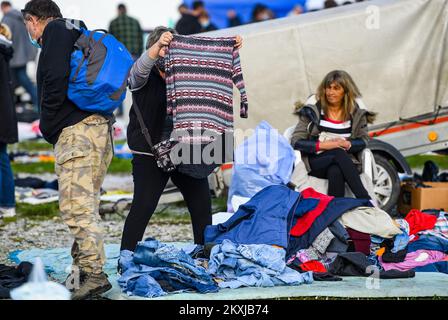 Der Hrelic-Flohmarkt befindet sich im südlichen Teil von Zagreb in der Nähe der Sava. itâ ist ein riesiger offener Bereich, in dem jeder alles verkaufen und kaufen kann. Sie findet das ganze Jahr über jeden Mittwoch, Samstag und Sonntag von 7am bis 3pm Uhr statt, und die Teilnahme ist itâ € kostenlos. In Zagreb, Kroatien am 25. Oktober 2020. Foto: Josip Regovic/PIXSELL Stockfoto