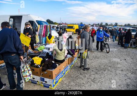 Der Hrelic-Flohmarkt befindet sich im südlichen Teil von Zagreb in der Nähe der Sava. itâ ist ein riesiger offener Bereich, in dem jeder alles verkaufen und kaufen kann. Sie findet das ganze Jahr über jeden Mittwoch, Samstag und Sonntag von 7am bis 3pm Uhr statt, und die Teilnahme ist itâ € kostenlos. In Zagreb, Kroatien am 25. Oktober 2020. Foto: Josip Regovic/PIXSELL Stockfoto