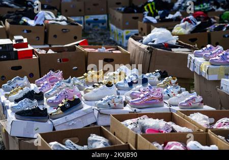 Der Hrelic-Flohmarkt befindet sich im südlichen Teil von Zagreb in der Nähe der Sava. itâ ist ein riesiger offener Bereich, in dem jeder alles verkaufen und kaufen kann. Sie findet das ganze Jahr über jeden Mittwoch, Samstag und Sonntag von 7am bis 3pm Uhr statt, und die Teilnahme ist itâ € kostenlos. In Zagreb, Kroatien am 25. Oktober 2020. Foto: Josip Regovic/PIXSELL Stockfoto