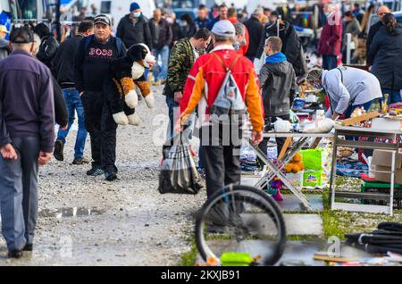 Der Hrelic-Flohmarkt befindet sich im südlichen Teil von Zagreb in der Nähe der Sava. itâ ist ein riesiger offener Bereich, in dem jeder alles verkaufen und kaufen kann. Sie findet das ganze Jahr über jeden Mittwoch, Samstag und Sonntag von 7am bis 3pm Uhr statt, und die Teilnahme ist itâ € kostenlos. In Zagreb, Kroatien am 25. Oktober 2020. Foto: Josip Regovic/PIXSELL Stockfoto