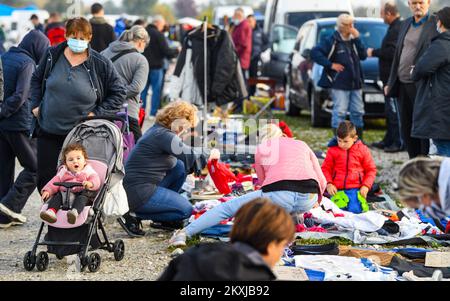 Der Hrelic-Flohmarkt befindet sich im südlichen Teil von Zagreb in der Nähe der Sava. itâ ist ein riesiger offener Bereich, in dem jeder alles verkaufen und kaufen kann. Sie findet das ganze Jahr über jeden Mittwoch, Samstag und Sonntag von 7am bis 3pm Uhr statt, und die Teilnahme ist itâ € kostenlos. In Zagreb, Kroatien am 25. Oktober 2020. Foto: Josip Regovic/PIXSELL Stockfoto