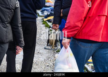 Der Hrelic-Flohmarkt befindet sich im südlichen Teil von Zagreb in der Nähe der Sava. itâ ist ein riesiger offener Bereich, in dem jeder alles verkaufen und kaufen kann. Sie findet das ganze Jahr über jeden Mittwoch, Samstag und Sonntag von 7am bis 3pm Uhr statt, und die Teilnahme ist itâ € kostenlos. In Zagreb, Kroatien am 25. Oktober 2020. Foto: Josip Regovic/PIXSELL Stockfoto