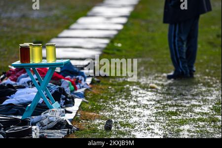 Der Hrelic-Flohmarkt befindet sich im südlichen Teil von Zagreb in der Nähe der Sava. itâ ist ein riesiger offener Bereich, in dem jeder alles verkaufen und kaufen kann. Sie findet das ganze Jahr über jeden Mittwoch, Samstag und Sonntag von 7am bis 3pm Uhr statt, und die Teilnahme ist itâ € kostenlos. In Zagreb, Kroatien am 25. Oktober 2020. Foto: Josip Regovic/PIXSELL Stockfoto