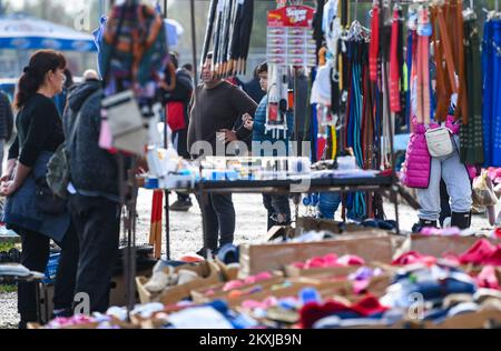 Der Hrelic-Flohmarkt befindet sich im südlichen Teil von Zagreb in der Nähe der Sava. itâ ist ein riesiger offener Bereich, in dem jeder alles verkaufen und kaufen kann. Sie findet das ganze Jahr über jeden Mittwoch, Samstag und Sonntag von 7am bis 3pm Uhr statt, und die Teilnahme ist itâ € kostenlos. In Zagreb, Kroatien am 25. Oktober 2020. Foto: Josip Regovic/PIXSELL Stockfoto