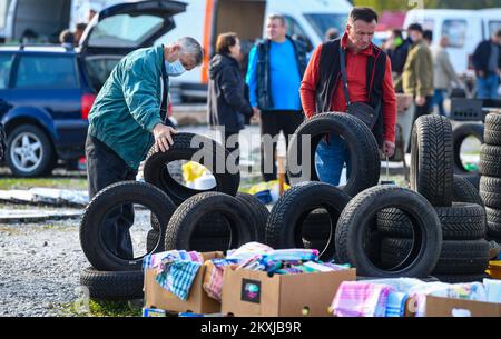 Der Hrelic-Flohmarkt befindet sich im südlichen Teil von Zagreb in der Nähe der Sava. itâ ist ein riesiger offener Bereich, in dem jeder alles verkaufen und kaufen kann. Sie findet das ganze Jahr über jeden Mittwoch, Samstag und Sonntag von 7am bis 3pm Uhr statt, und die Teilnahme ist itâ € kostenlos. In Zagreb, Kroatien am 25. Oktober 2020. Foto: Josip Regovic/PIXSELL Stockfoto