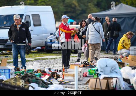 Der Hrelic-Flohmarkt befindet sich im südlichen Teil von Zagreb in der Nähe der Sava. itâ ist ein riesiger offener Bereich, in dem jeder alles verkaufen und kaufen kann. Sie findet das ganze Jahr über jeden Mittwoch, Samstag und Sonntag von 7am bis 3pm Uhr statt, und die Teilnahme ist itâ € kostenlos. In Zagreb, Kroatien am 25. Oktober 2020. Foto: Josip Regovic/PIXSELL Stockfoto