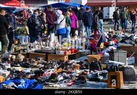 Der Hrelic-Flohmarkt befindet sich im südlichen Teil von Zagreb in der Nähe der Sava. itâ ist ein riesiger offener Bereich, in dem jeder alles verkaufen und kaufen kann. Sie findet das ganze Jahr über jeden Mittwoch, Samstag und Sonntag von 7am bis 3pm Uhr statt, und die Teilnahme ist itâ € kostenlos. In Zagreb, Kroatien am 25. Oktober 2020. Foto: Josip Regovic/PIXSELL Stockfoto