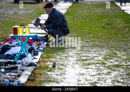 Der Hrelic-Flohmarkt befindet sich im südlichen Teil von Zagreb in der Nähe der Sava. itâ ist ein riesiger offener Bereich, in dem jeder alles verkaufen und kaufen kann. Sie findet das ganze Jahr über jeden Mittwoch, Samstag und Sonntag von 7am bis 3pm Uhr statt, und die Teilnahme ist itâ € kostenlos. In Zagreb, Kroatien am 25. Oktober 2020. Foto: Josip Regovic/PIXSELL Stockfoto