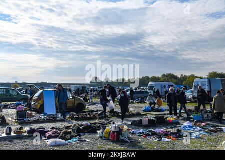 Der Hrelic-Flohmarkt befindet sich im südlichen Teil von Zagreb in der Nähe der Sava. itâ ist ein riesiger offener Bereich, in dem jeder alles verkaufen und kaufen kann. Sie findet das ganze Jahr über jeden Mittwoch, Samstag und Sonntag von 7am bis 3pm Uhr statt, und die Teilnahme ist itâ € kostenlos. In Zagreb, Kroatien am 25. Oktober 2020. Foto: Josip Regovic/PIXSELL Stockfoto