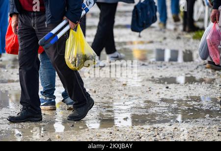 Der Hrelic-Flohmarkt befindet sich im südlichen Teil von Zagreb in der Nähe der Sava. itâ ist ein riesiger offener Bereich, in dem jeder alles verkaufen und kaufen kann. Sie findet das ganze Jahr über jeden Mittwoch, Samstag und Sonntag von 7am bis 3pm Uhr statt, und die Teilnahme ist itâ € kostenlos. In Zagreb, Kroatien am 25. Oktober 2020. Foto: Josip Regovic/PIXSELL Stockfoto