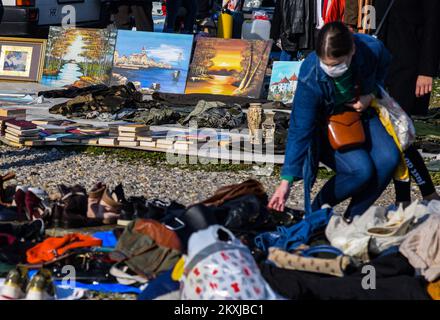 Der Hrelic-Flohmarkt befindet sich im südlichen Teil von Zagreb in der Nähe der Sava. itâ ist ein riesiger offener Bereich, in dem jeder alles verkaufen und kaufen kann. Sie findet das ganze Jahr über jeden Mittwoch, Samstag und Sonntag von 7am bis 3pm Uhr statt, und die Teilnahme ist itâ € kostenlos. In Zagreb, Kroatien am 25. Oktober 2020. Foto: Josip Regovic/PIXSELL Stockfoto