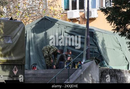 Die kroatische Armee baut ein Zelt in der Klinik für Infektionskrankheiten Dr. Fran Mihaljevic in Zagreb, Kroatien auf 02. November 2020. Foto: Josip Regovic/PIXSELL Stockfoto