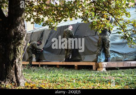 Die kroatische Armee baut ein Zelt in der Klinik für Infektionskrankheiten Dr. Fran Mihaljevic in Zagreb, Kroatien auf 02. November 2020. Foto: Josip Regovic/PIXSELL Stockfoto