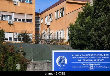 Die kroatische Armee baut ein Zelt in der Klinik für Infektionskrankheiten Dr. Fran Mihaljevic in Zagreb, Kroatien auf 02. November 2020. Foto: Josip Regovic/PIXSELL Stockfoto