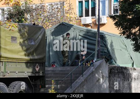 Die kroatische Armee baut ein Zelt in der Klinik für Infektionskrankheiten Dr. Fran Mihaljevic in Zagreb, Kroatien auf 02. November 2020. Foto: Josip Regovic/PIXSELL Stockfoto