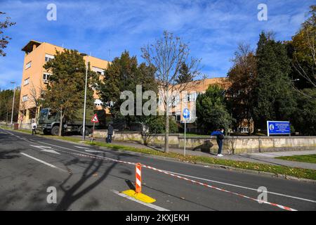 Die kroatische Armee baut ein Zelt in der Klinik für Infektionskrankheiten Dr. Fran Mihaljevic in Zagreb, Kroatien auf 02. November 2020. Foto: Josip Regovic/PIXSELL Stockfoto