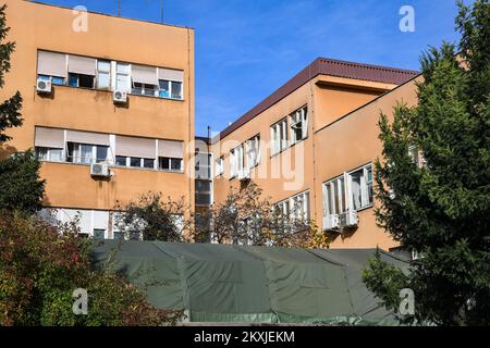 Die kroatische Armee baut ein Zelt in der Klinik für Infektionskrankheiten Dr. Fran Mihaljevic in Zagreb, Kroatien auf 02. November 2020. Foto: Josip Regovic/PIXSELL Stockfoto