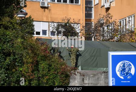 Die kroatische Armee baut ein Zelt in der Klinik für Infektionskrankheiten Dr. Fran Mihaljevic in Zagreb, Kroatien auf 02. November 2020. Foto: Josip Regovic/PIXSELL Stockfoto