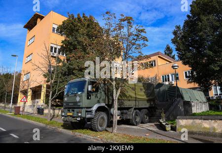 Die kroatische Armee baut ein Zelt in der Klinik für Infektionskrankheiten Dr. Fran Mihaljevic in Zagreb, Kroatien auf 02. November 2020. Foto: Josip Regovic/PIXSELL Stockfoto