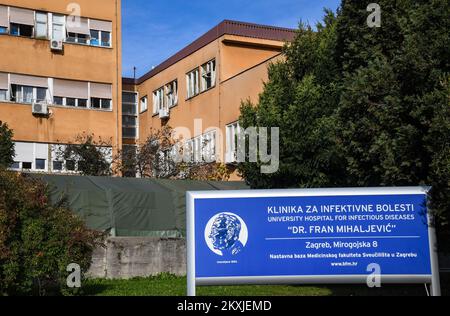 Die kroatische Armee baut ein Zelt in der Klinik für Infektionskrankheiten Dr. Fran Mihaljevic in Zagreb, Kroatien auf 02. November 2020. Foto: Josip Regovic/PIXSELL Stockfoto