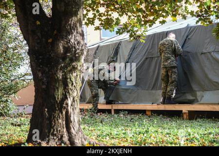 Die kroatische Armee baut ein Zelt in der Klinik für Infektionskrankheiten Dr. Fran Mihaljevic in Zagreb, Kroatien auf 02. November 2020. Foto: Josip Regovic/PIXSELL Stockfoto