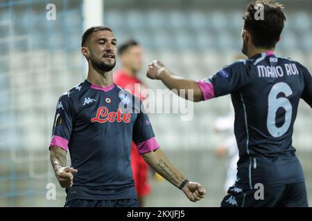 Matteo Politano und Mario Rui aus Neapel feiern am 5. November 2020 im Stadion HNK Rijeka in Rijeka (Kroatien) nach dem Ergebnis von 1:2 Punkten beim UEFA Europa League Group F Stufenspiel zwischen HNK Rijeka und SSC Napoli. Foto: Nel Pavletic/PIXSELL Stockfoto