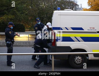 Die Bilder zeigen einen Zusammenstoß zwischen Demonstranten und Polizisten, die gezwungen waren, eine Wasserkanone einzusetzen, um Demonstranten auf dem Platz der Republik zu verstreuen. Es ist noch nicht bekannt, wer hinter den Protesten steckt, die Organisatoren der Proteste am Freitag distanzieren sich von den heutigen Protesten sowie von der anonymen slowenischen Bewegung, von der angeblich der Protestruf kam., in Ljubljana, Slowenien, am 05. November 2020. Foto: Borut Zivulovic jr./FA Bobo/PIXSELL Stockfoto